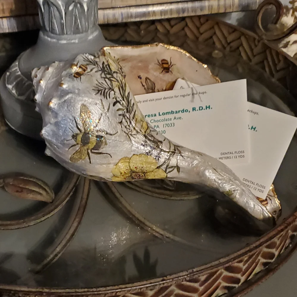 Knobbed Welk Shell in a Bee Floral Design 🤎⚜️💛⚜️ - Picture 3 of 5
